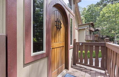 Eureka Springs Cottage | Cedar Manor Treehouse with Jacuzzi