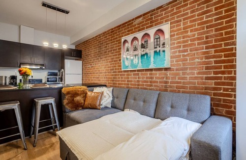 Downtown Montreal Apartment | Central 2BDR Condo on Bishop-Vibe Central MTL