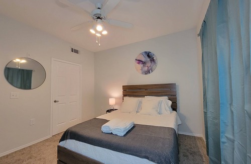West Arlington Apartment | Central Arlington 6 MILES FROM AT&T stadium! Tons of shopping experience!