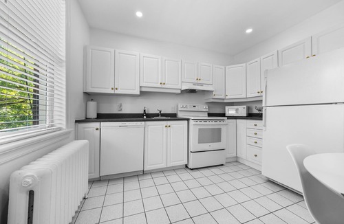 Old Ottawa East Apartment | Central Canal 2 Bedr, w/private entrance, parking, deck, Beautiful area