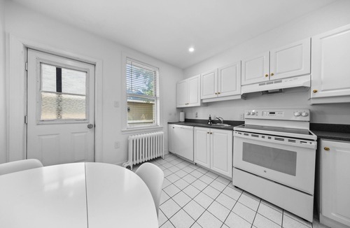 Old Ottawa East Apartment | Central Canal 2 Bedr, w/private entrance, parking, deck, Beautiful area
