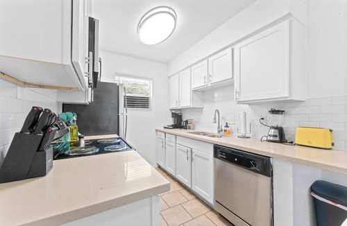 North University Apartment | Central Hyde Park 2BR/2BA close to UT,Moody Center
