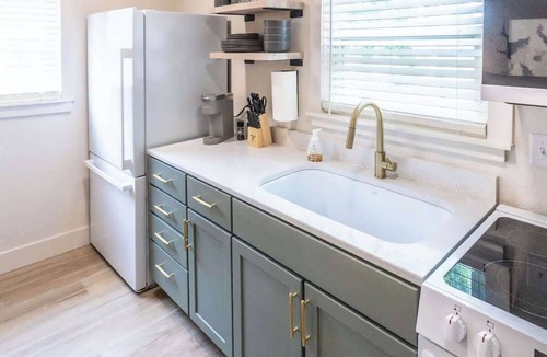 Lincoln Apartment | Central Lincoln Quiet 1BR. Fireplace, 31+Day Stays