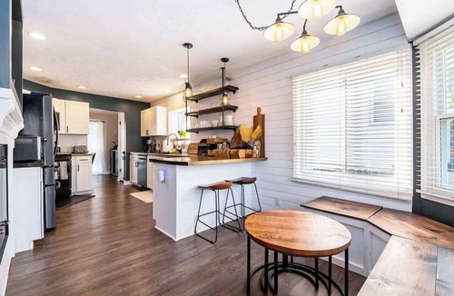 McArdle House | Central Omaha Luxury Close to everything &King bed