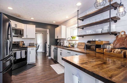 McArdle House | Central Omaha Luxury Close to everything &King bed
