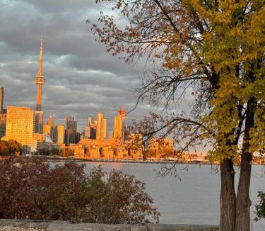 Niagara Apartment | Central Signature Stay Downtown-Direct Transit to BMO Field Union & Free Wifi