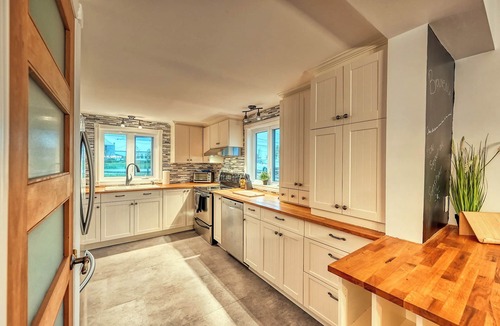 Saint-Mathias-sur-Richelieu Cottage | Chalet Sunset by the Richelieu River : Waterfront Views, Tranquility & Comfort