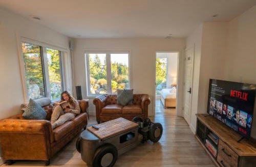 Pine Hill Ski Chalet | Chalet Luméo Private SPA, Golf & carling Lake