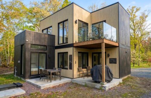 Pine Hill Ski Chalet | Chalet Luméo Private SPA, Golf & carling Lake