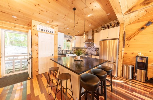 Torrance Cottage | Charming cottage & bunkie on Long Lake near Bala! All-day Sun and Sunsets!