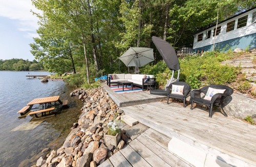 Torrance Cottage | Charming cottage & bunkie on Long Lake near Bala! All-day Sun and Sunsets!