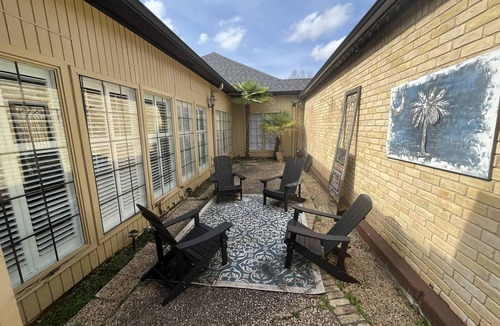Jacksonville House | Charlie's 19th Hole, Jacksonville TX