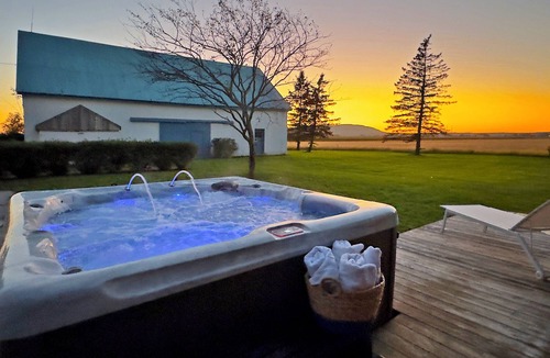 Beloeil House | Charming 1775 Ancestral Home, Pool House, Spa and Modern Comfort