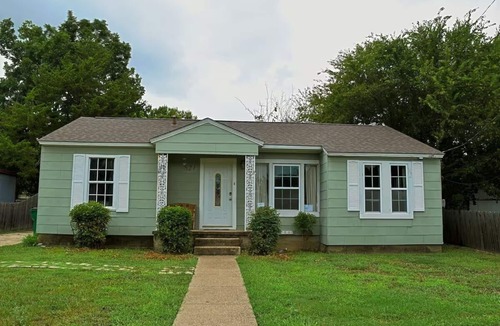 Waxahachie House | Charming 2-Bed Bluebonnet Bungalow in Historic Waxahachie