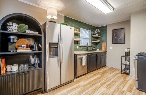 Fort Worth Cultural District House | Charming 2-bed in Fort Worth w WiFi, AC, King Bed, walk to Dickies & Will Rogers
