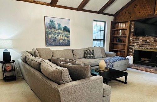 Lenexa Cottage | Charming 2-bedroom 2-bath cottage with AC, WiFi in fabulous Lenexa