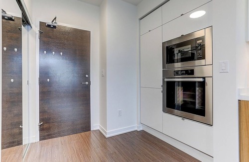 Wellington Place Apartment | Charming 2-bedroom apartment with WiFi, AC near CN tower