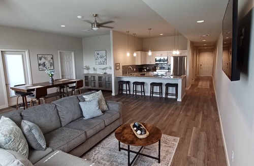 Manor Apartment | Charming 2-Bedroom Apartment in Downtown Manor