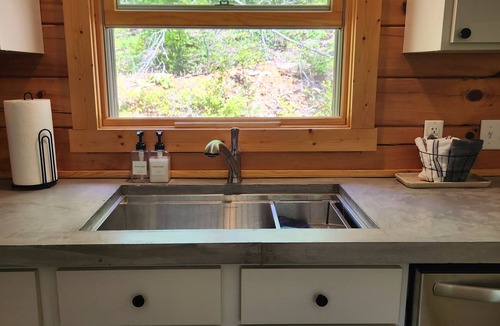 Marshall Cabin | Charming 2-bedroom cabin on Little Red River with WiFi, AC in serene Marshall