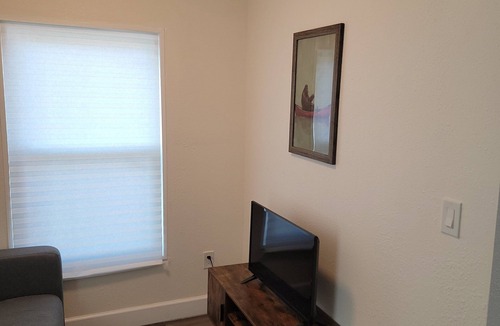 Long Mott Cottage | Charming 2-bedroom cottage with AC, Washer/Dryer, and WiFi in Seadrift