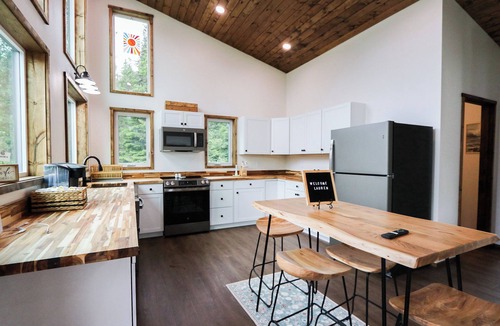Bear Creek Bed & Breakfast | Charming 2-bedroom in delightful Seward with WiFi. Not kidding friendly