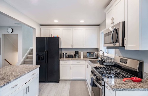 Romulus House | Charming 3-Bed Stay, Airport 10 Min, Pets OK