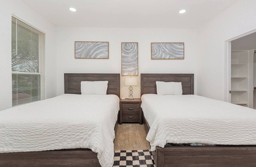 South Arlington Bed & Breakfast | Charming 3-bedroom bed & breakfast with AC, WiFi in Grand Prairie