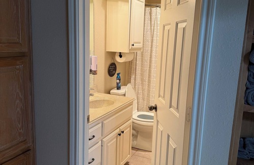 Lubbock Cabin | Charming 3-bedroom 2 bathroom lodge with AC, WiFi in delightful Lubbock .