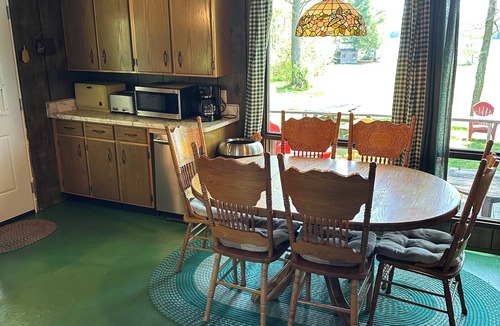 Ahmic Harbour Cottage | Charming 3-bedroom Island View Cottage in pleasant Magnetawan with WiFi, AC