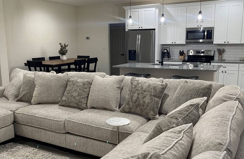 Granbury House | Charming 3-bedroom house Gated community Steps from the Lake
