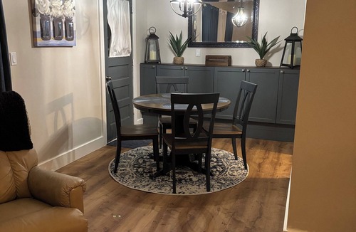 Pratt House | Charming 3-bedroom house. Perfect for executives, families or small groups.
