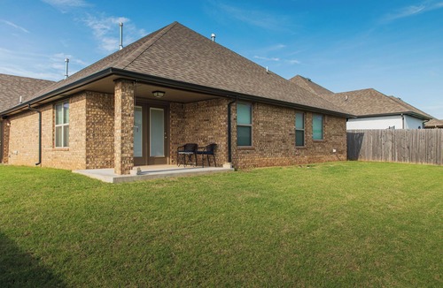 Oklahoma City House | Charming 3-bedroom house in Yukon with indoor fire place