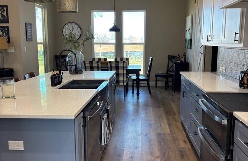 Weston House | Charming 3-bedroom farmhouse in serene Pilot Point with AC
