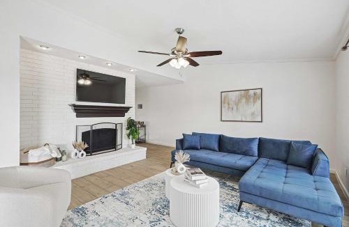 The Colony House | Charming 3BD 2BA Villa