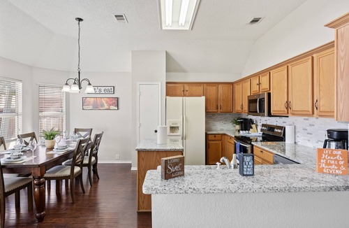 Allen Apartment | Charming 3bed Getaway - AIR Hockey - FAST WIFI