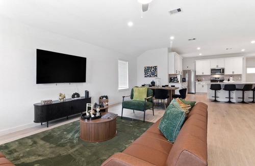 Barker House | Charming 4-bedroom house with AC, WiFi in peaceful Fulshear