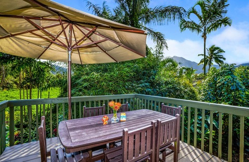 Hanalei House | Charming and Immaculate - Walkable to Beach and Town - Sleeps 10
