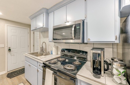 New Boston Apartment | Charming apartment with a full size kitchen AC and WiFi in wonderful New Boston