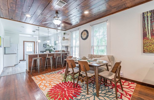 Mahncke Park House | Charming Botanical Gardens Retreat Near Fort Sam Pet Friendly Yard