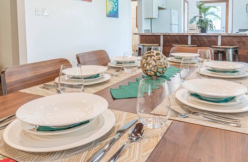 Mahncke Park House | Charming Botanical Gardens Retreat Near Fort Sam Pet Friendly Yard