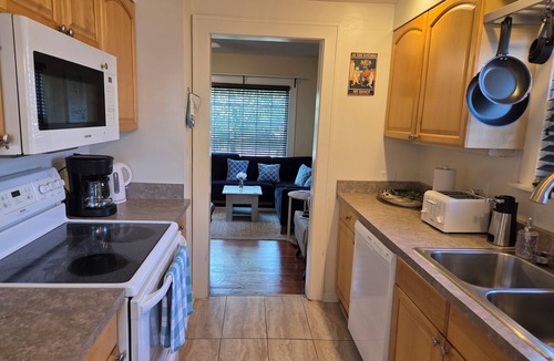 Vermilion House | Charming Coastal Cape Cod - Near Beach and Historic Downtown Vermilion