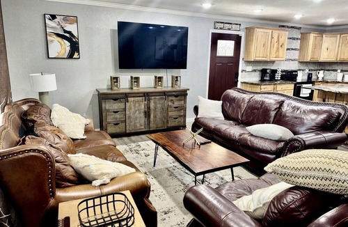 Mid America Cottage | Charming Cottage Nestled Amidst Trees in Hot Springs, Arkansas