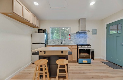 Denton Cottage | Charming cottage with WiFi and AC in the Artistic Denton.