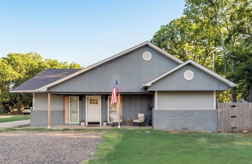 Denton Cottage | Charming cottage with WiFi and AC in the Artistic Denton.