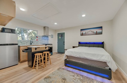 Denton Cottage | Charming cottage with WiFi and AC in the Artistic Denton.