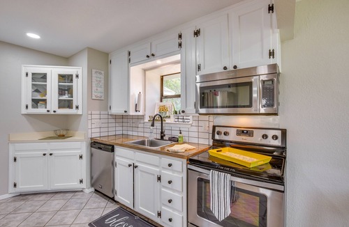 Granbury Cottage | Charming Granbury Cottage Retreat w/Private Patio