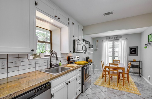 Granbury Cottage | Charming Granbury Cottage Retreat w/Private Patio