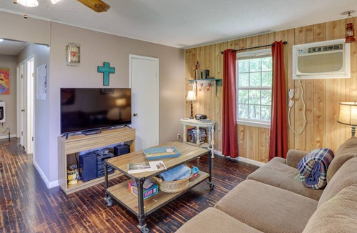 Harriet House | Charming Harriet Getaway w/ Fire Pit!
