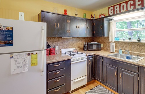 Harriet House | Charming Harriet Getaway w/ Fire Pit!