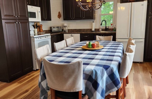 La Peche Ski Chalet | Charming Lakefront Cottage for Families & Nature Lovers